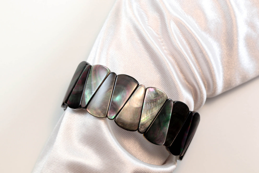 Mother of Pearl Shell Bracelet Natural Rainbow Black Iridescent Colors Black Lip Oyster Stretchy Spyglass Designs 6.5  7 Inch Adjustable